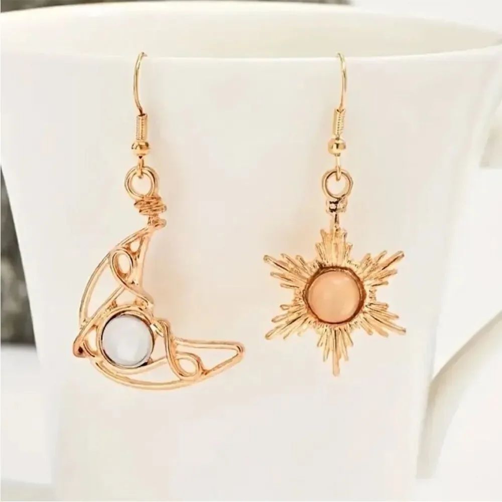 Gold Sun and Moon Earrings N1093